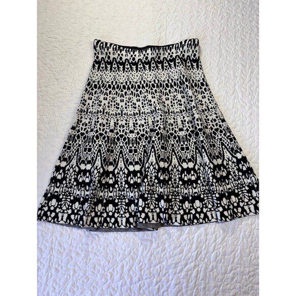 Roz & Ali Black & White Elastic Waistband Knit Flowy A-Line Skirt size small - Picture 1 of 5